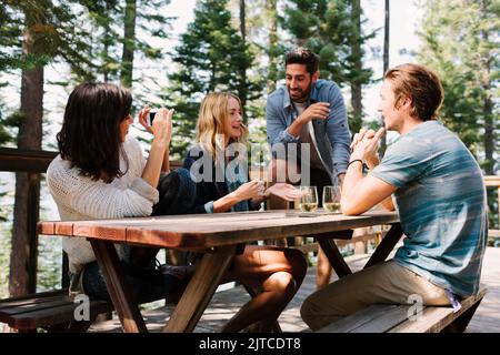 Un gruppo di amici in vacanza Foto Stock