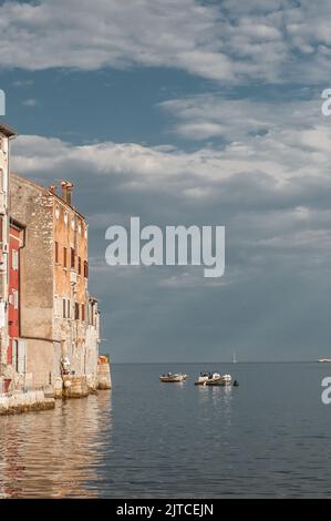 Vista sulla parte vecchia di Rovigno, costa con barche a motore e yacht. Foto Stock