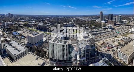 ATLANTA, GA / USA - 20 MARZO: Vista panoramica elevata mostra gli edifici e le autostrade della zona centrale il 20 marzo 2022 ad Atlanta, GA. Foto Stock