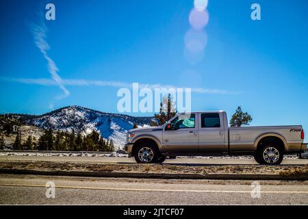 Il famoso veicolo fuoristrada Ford nel Parco Nazionale di Yosemite, Tioga Road Foto Stock