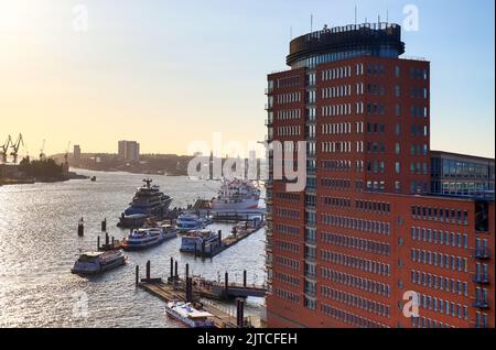 Amburgo, Germania, 27 agosto 2022, bella vista al porto di Amburgo visto dal Filamornico Elba Foto Stock