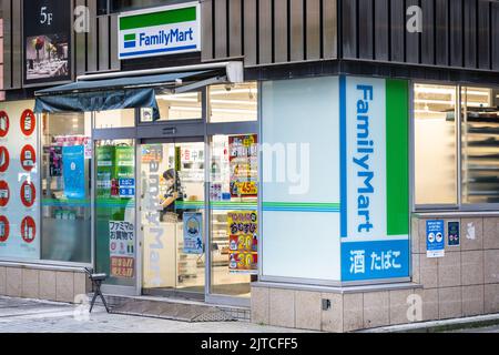 Un FamilyMart Store, uno dei migliaia di minimarket di Tokyo, Giappone. I minimarket FamilyMart sono originari del Giappone e ora hanno 25.000 negozi in tutta l'Asia. Foto Stock