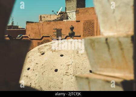 Un'immagine selettiva di un particolare metallico su una cupola di un edificio Foto Stock