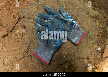 Operai edili, Gardner, pittore, guanti consumati a causa di lavori pesanti Foto Stock