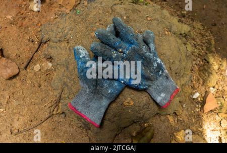 Operai edili, Gardner, pittore, guanti consumati a causa di lavori pesanti Foto Stock