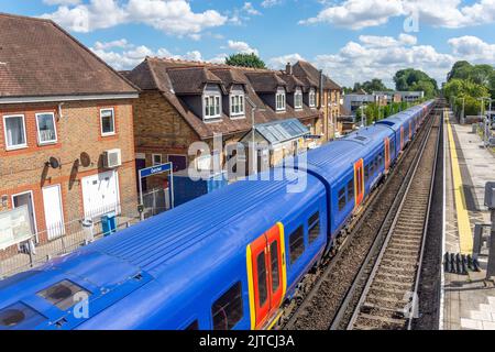 Treno sul binario alla stazione ferroviaria di Datchet, High Street, Datchet, Berkshire, Inghilterra, Regno Unito Foto Stock