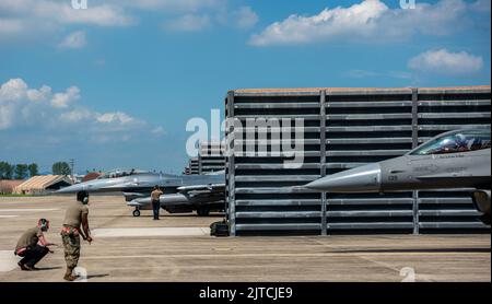 I militari assegnati allo Squadrone della generazione dei combattenti 36th eseguono procedure di pre-lancio con i piloti del Falcon combattente F-16 durante una sessione di addestramento presso la base aerea di Gwangju, Repubblica di Corea, 18 agosto 2022. Schierati a Gwangju per la settimana, gli Airmen si sono formati e hanno svolto diversi lavori per diventare Airmen multi-capaci come parte del concetto Agile Combat Employment dell’aeronautica statunitense. (STATI UNITI Air Force foto di staff Sgt. Dwane R. Young) Foto Stock