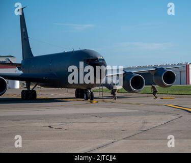 I guardiani assegnati alla 171st Air Refueling Wing dimostrano un piano di riposizionamento degli aeromobili Alert durante un'ispezione operativa nucleare, il 28 agosto 2022, vicino a Pittsburgh, Pennsylvania. (STATI UNITI Air National Guard foto di staff Sgt. Zoe M. Wockenfuss) Foto Stock