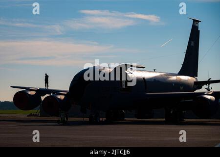 Un Guardsman assegnato alla 171st Air Refueling Wing effettua controlli pre-volo di un aereo KC-135 Stratotanker, 26 agosto 2022, vicino Pittsburgh, Pennsylvania. (STATI UNITI Air National Guard foto di staff Sgt. Zoe M. Wockenfuss) Foto Stock