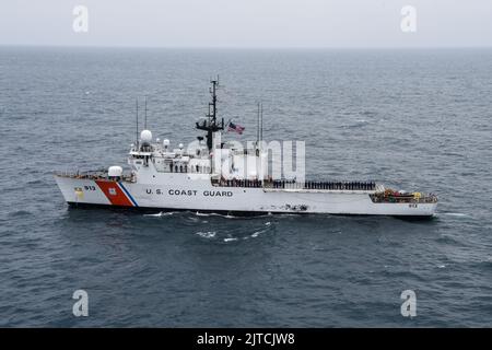 I membri dell'equipaggio assegnati all'USCGC Mohawk (WMEC 913) imbustano le rotaie mentre sono in corso nell'Oceano Atlantico, 22 agosto 2022. L'USCGC Mohawk (WMEC 913) naviga nell'Oceano Atlantico, 22 agosto 2022. Mohawk è in fase di implementazione pianificata nell'area operativa delle forze navali statunitensi in Africa, impiegata dalla U.S. Sesta flotta per difendere gli interessi degli Stati Uniti, degli alleati e dei partner. (STATI UNITI Guardia costiera foto di Petty Officer 3rd Classe Jessica Fontenette) Foto Stock