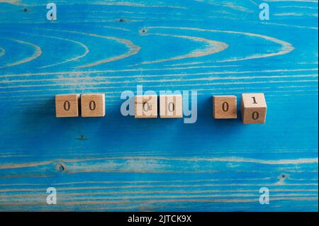 Sei blocchi di legno con 0 scritti su di essi e l'ultimo che si gira al numero 1 in un'immagine concettuale di orologio digitale stile tempo di conteggio. Sopra la trama Foto Stock