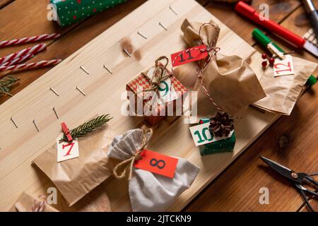 regali di natale e arredamento per calendario avvento Foto Stock