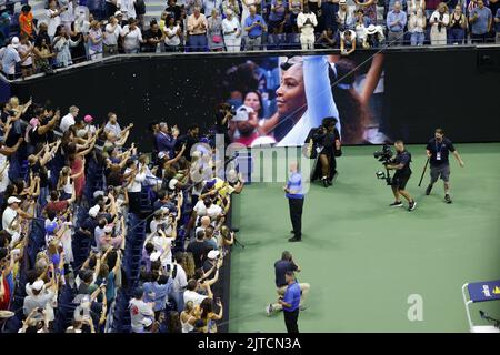 Flushing Meadow, Stati Uniti. 29th ago, 2022. Serena Willams entra in campo per la prima partita degli US Open Tennis Championships 2022 presso l'USTA Billie Jean King National Tennis Center lunedì 29 agosto 2022 a New York City. Serena ha annunciato all'inizio di questo mese si allontanerà dal tennis per concentrarsi sulla crescita della sua famiglia e altre attività. Foto di John Angelillo/UPI Credit: UPI/Alamy Live News Foto Stock