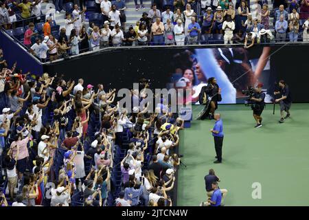 Flushing Meadow, Stati Uniti. 29th ago, 2022. Serena Willams entra in campo per la prima partita degli US Open Tennis Championships 2022 presso l'USTA Billie Jean King National Tennis Center lunedì 29 agosto 2022 a New York City. Serena ha annunciato all'inizio di questo mese si allontanerà dal tennis per concentrarsi sulla crescita della sua famiglia e altre attività. Foto di John Angelillo/UPI Credit: UPI/Alamy Live News Foto Stock