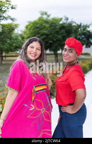 Ritratto di una donna indigena e afro sorridente all'aria aperta Foto Stock