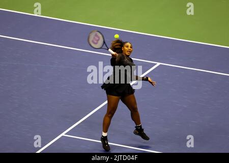 Flushing Meadows, New York - Serena Williams in azione durante la sua prima partita contro Danka Kovinic del Montenegro. 29th ago, 2022. Al Centro Nazionale di Tennis. Williams ha annunciato il suo prossimo pensionamento. Credit: Adamo Stoltman/Alamy Live News Foto Stock