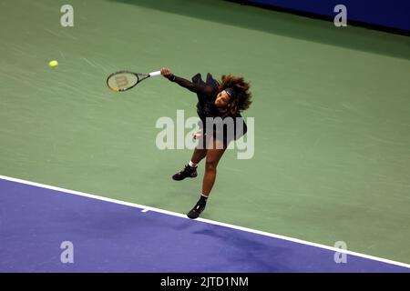 Flushing Meadows, New York - Serena Williams in azione durante la sua prima partita contro Danka Kovinic del Montenegro. 29th ago, 2022. Al Centro Nazionale di Tennis. Williams ha annunciato il suo prossimo pensionamento. Credit: Adamo Stoltman/Alamy Live News Foto Stock