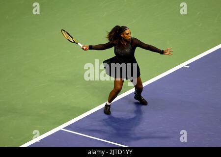 Flushing Meadows, New York - Serena Williams in azione durante la sua prima partita contro Danka Kovinic del Montenegro. 29th ago, 2022. Al Centro Nazionale di Tennis. Williams ha annunciato il suo prossimo pensionamento. Credit: Adamo Stoltman/Alamy Live News Foto Stock