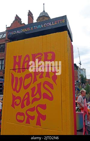 Buon consiglio, duro lavoro paga fuori , Fred Aldous, X Tara Collette, in Piazza Stephenson, quartiere settentrionale, Manchester, Inghilterra, Regno Unito, M1 1JF Foto Stock