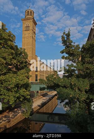 Canal towpath, edifici elencati in Saltaire patrimonio mondiale sito villaggio, Shipley, Bradford, West Yorkshire, Inghilterra, REGNO UNITO, BD18 3LA Foto Stock