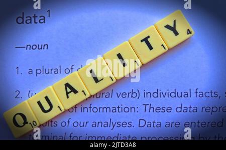 Qualità dei dati, scritta in lettere scrabble Foto Stock