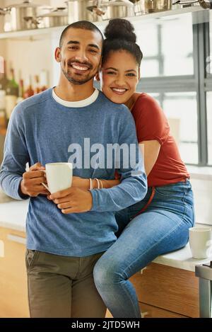 Vibrazioni del matrimonio. Ritratto di una giovane coppia felice che abbraccia a casa. Foto Stock