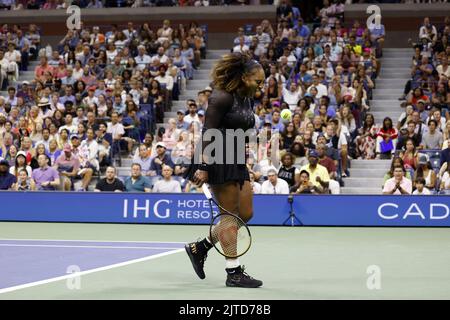 Flushing Meadow, Stati Uniti. 29th ago, 2022. Serena Willams festeggia dopo aver vinto un punto durante la sua partita di primo turno dei campionati US Open Tennis 2022 presso l'USTA Billie Jean King National Tennis Center lunedì 29 agosto 2022 a New York City. Serena ha annunciato all'inizio di questo mese si allontanerà dal tennis per concentrarsi sulla crescita della sua famiglia e altre attività. Foto di John Angelillo/UPI Credit: UPI/Alamy Live News Foto Stock