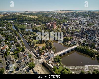 Limburgo, Germania. 03rd ago, 2022. L'isola di serratura a Limburg (vista aerea con un drone). L'isola di Limburgo ha una posizione privilegiata, ma offre un'ombra. Eppure l’isola artificiale offre spazio per idee creative e di sviluppo urbano adatte al clima. (A dpa: L'isola di Lahn per essere risvegliato da sonno) Credit: Thomas Frey/dpa/Alamy Live News Foto Stock