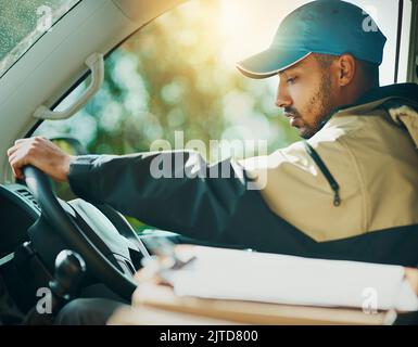 Fare i suoi giri. Un corriere che fa le consegne nel suo furgone. Foto Stock