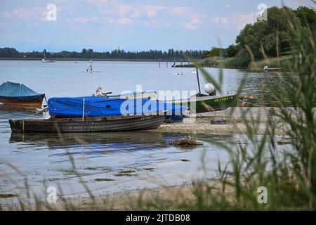 Insel Reichenau, Germania. 03rd ago, 2022. A causa della bassa acqua del lago di Costanza, l'area costiera dell'isola di Reichenau è diventata più grande. Le barche giacciono sulla terra asciutta. Il servizio meteo tedesco (DWD) presenta questo martedì (29.08.2022) il suo bilancio preliminare per l'estate. E' già chiaro che era ancora troppo caldo, troppo secco e molto soleggiato. Credit: Felix Kästle/dpa/Alamy Live News Foto Stock