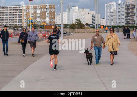 Calais, Francia - 19 giugno 2022: Uomo che corre sul nuovo lungomare Foto Stock