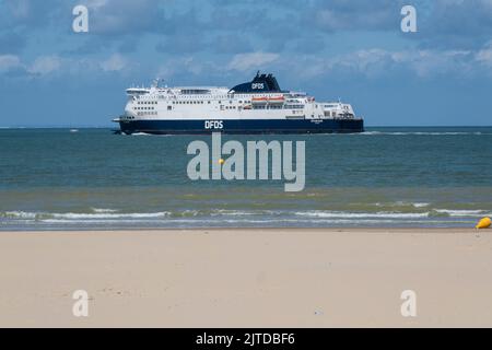 Calais, Francia - 19 giugno 2022: Traghetto DFDS in partenza da Calais per andare in Inghilterra Foto Stock