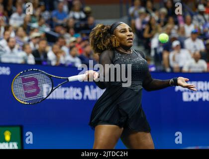 New York, USA, 29th, agosto, 2022. Tennista STATUNITENSE Serena Williams in azione durante il torneo US Open al Billie Jean King National Tennis Center di lunedì 28 agosto 2022. © Juergen Hasenkopf / Alamy Live News Foto Stock