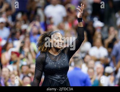 New York, USA, 29th, agosto, 2022. Tennista STATUNITENSE Serena Williams festeggia al torneo US Open presso il Billie Jean King National Tennis Center lunedì 28 agosto 2022. © Juergen Hasenkopf / Alamy Live News Foto Stock