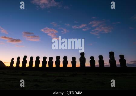 Silhouette di statue Moai nell'isola di Pasqua, Cile Foto Stock