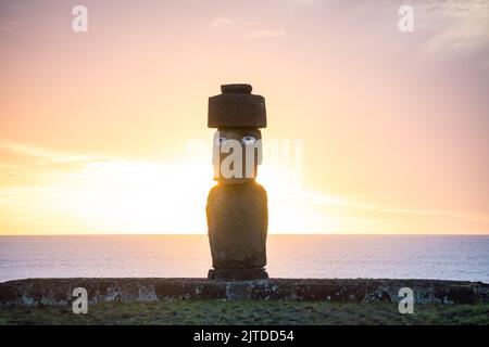 Silhouette di statue Moai nell'isola di Pasqua, Cile Foto Stock