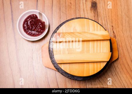 Bibimbap in una ciotola di pietra riscaldata nera, piatto tradizionale coreano - Bibimbap riso misto con verdure includono manzo e uova fritte, cibo giapponese caldo pentola Foto Stock