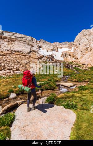 Escursionista al Lone Pine Creek sul Mount Whitney Trail, John Muir Wilderness, California USA Foto Stock