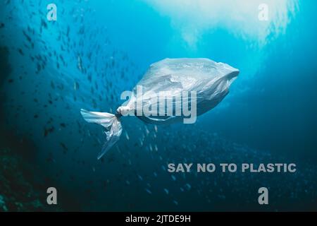 Sacchetto di plastica che galleggia nell'oceano - DICA NO ALLA PLASTICA Foto Stock