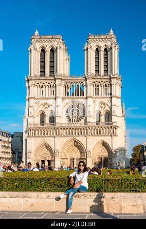 Parigi 2021 settembre Cattedrale di Notre Dame de Paris, Francia Sainte Chapelle la sera d'estate la gente al sole di Notre Dame. Foto Stock