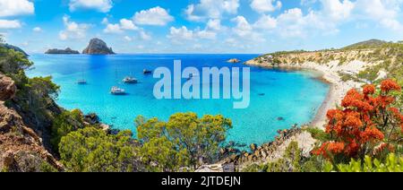 Paesaggio con Cala d’Hort, isole di Ibiza, Spagna Foto Stock