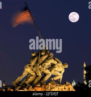 Arlington, VA, USA - 27 agosto 2022: Marine Corps War Memorial dopo il tramonto, Arlington VA. Conosciuto anche come Iwo Jima Memorial. Onora United Stat Foto Stock