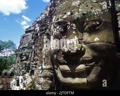 Gigantesche facce di pietra al complesso di templi cambogiani Foto Stock