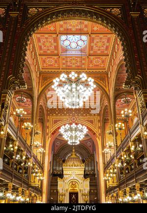Budapest, Ungheria. All'interno della Sinagoga Dohany Street. Si tratta di un centro commemorativo ebraico conosciuto anche come la Grande Sinagoga o Sinagoga Tabakgasse. Foto Stock
