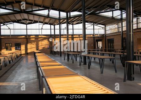 Sala vuota del mercato degli agricoltori in attesa che i commercianti tornino Foto Stock