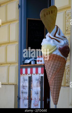 Gigantesco cono in plastica per gelato all'esterno della porta Foto Stock