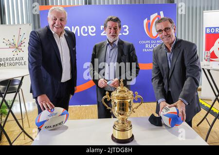 Foto del file datata 11 dicembre 2020 DEL sindaco di Bordeaux, Pierre Hurmic (R) e Alain Anziani, presidente di Bordeaux Metropole (C), nonché direttore generale Claude Atcher del gruppo di interesse pubblico incaricato dell'organizzazione della Coppa del mondo di rugby 2023 A Bordeaux, Francia. Poco più di un anno prima della Coppa del mondo 2023 in Francia, il direttore generale della Coppa del mondo di Rugby, Claude Atcher, è stato licenziato “per precauzione” Y “con effetto immediato”, ha annunciato lunedì il ministro francese dello Sport, Amelie Oudea-Castera. Alla fine di giugno, l'Ispettorato del lavoro aveva aperto un investi Foto Stock