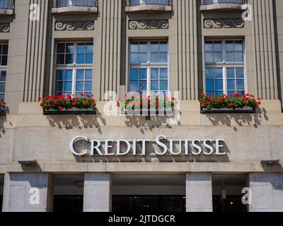 Berna, Svizzera - luglio 4 2022: Logo della banca svizzera Credit Suisse all'ingresso dell'edificio degli uffici di Berna. Credit Suisse Real Estate Fund LivingPlus Credit Suisse è la seconda banca svizzera. Foto Stock