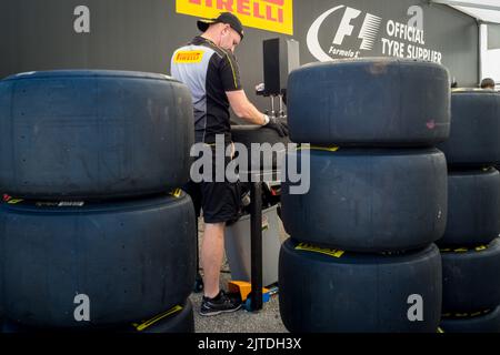 Team Pirelli al lavoro durante il Gran Premio d'Italia 2017 a Monza. La Scuderia Ferrari festeggia il suo 70th° anniversario al Gran Premio d'Italia 2017. Lewis Hamilton (Mercedes) ha vinto la gara dalla pole position (la sua 69th, che ha rotto il record tenuto da Michael Schumacher) davanti al suo compagno di squadra Valtteri Bottas. La Ferrari di Sebastian Vettel ha terminato più di 30 secondi dietro le due Mercedes. Foto Stock