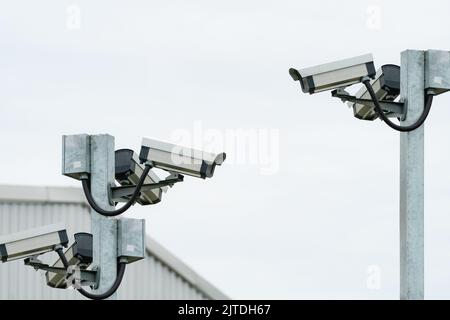 Sistema di telecamere di sicurezza CCTV per la sicurezza installato all'esterno del magazzino della fabbrica. Televisione a circuito chiuso . Sicurezza elettronica TVCC Foto Stock